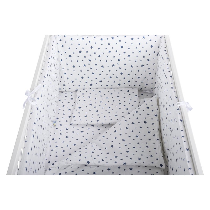 BabyNeeds - Lenjerie patut 5 piese, Cu doua protectii laterale, Pernuta, Plapumioara, Cearceaf, Din bumbac, Pentru patut 120x60 cm, Alb cu stelute albastre