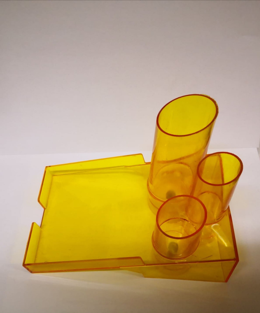 Suport plastic pentru accesorii de birou galben